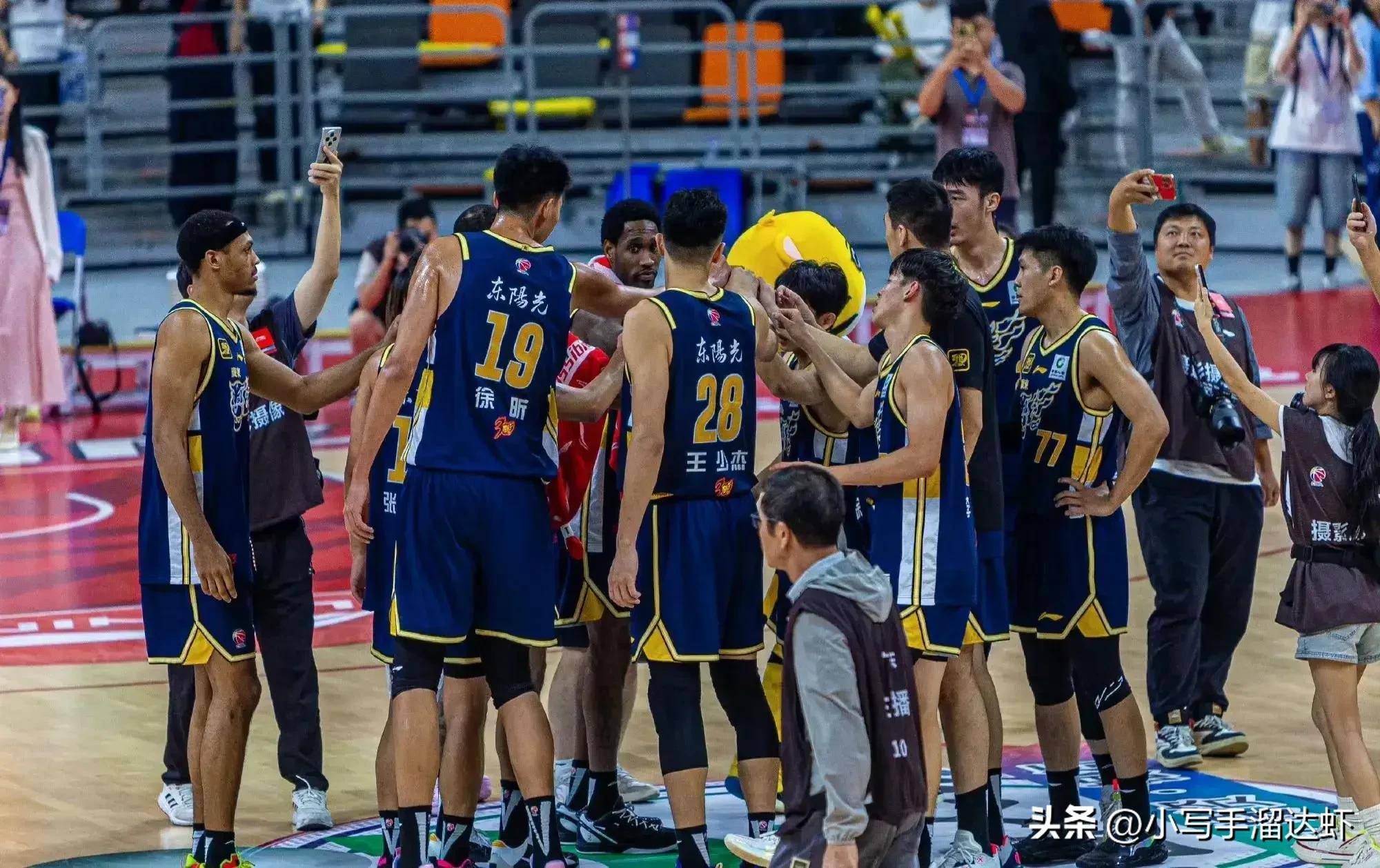 包含在广东队赛场上演CBA季后赛，高光操作，引发弹幕炸裂的词条