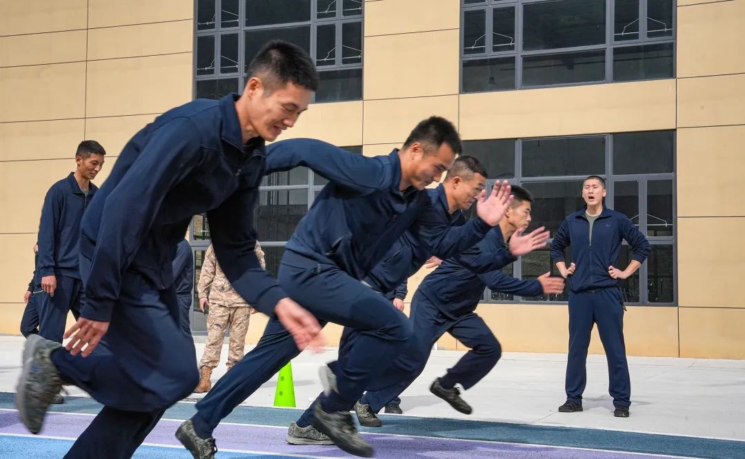 关于建业备战下一场比赛，教练组认真研究对手战术的信息