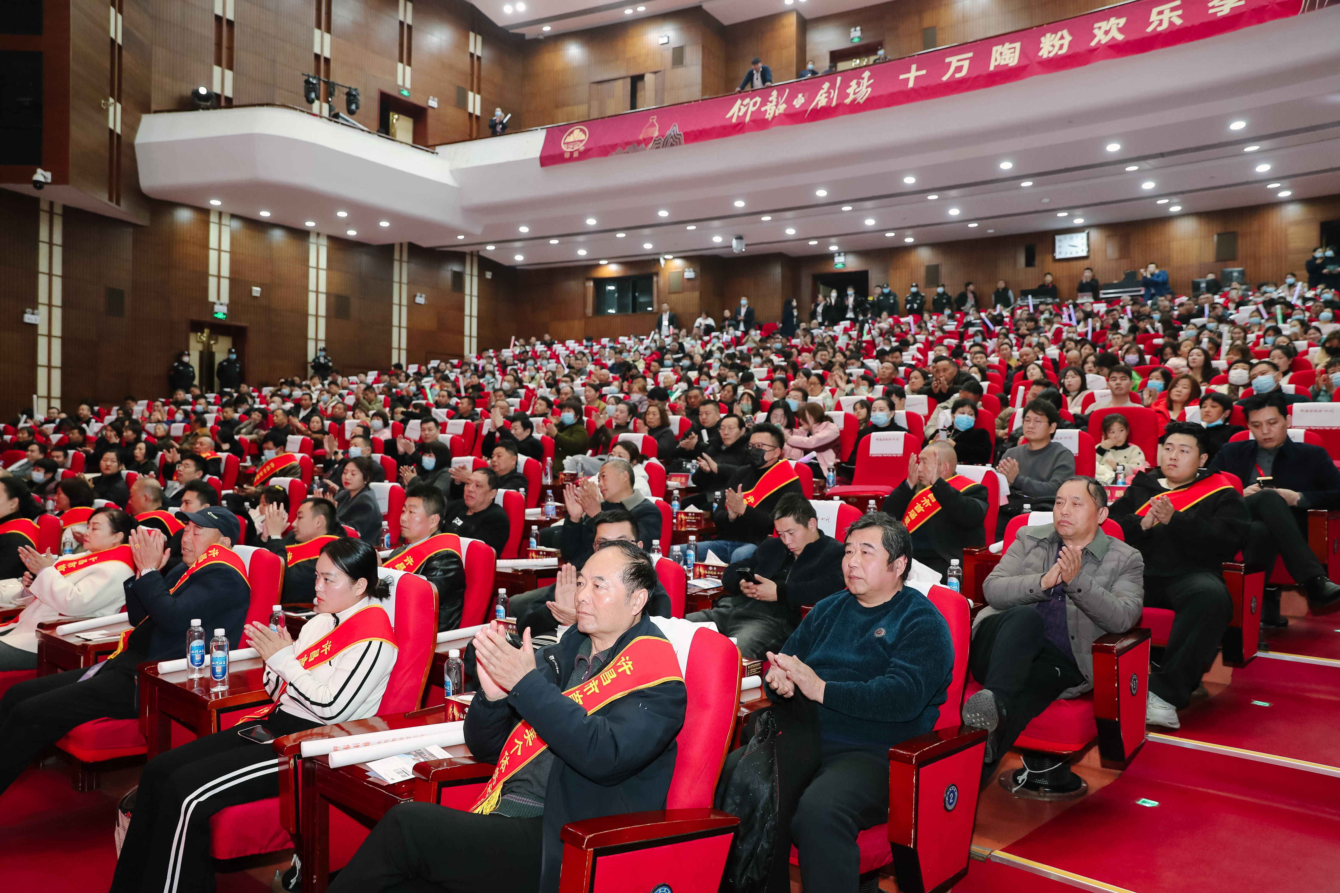 观众欢呼不断,现场气氛火爆高涨 观众欢呼不断,现场气氛火爆高涨