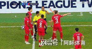 比赛中出现激烈肢体冲突,裁判被迫介入 比赛中出现激烈肢体冲突,裁判被迫介入