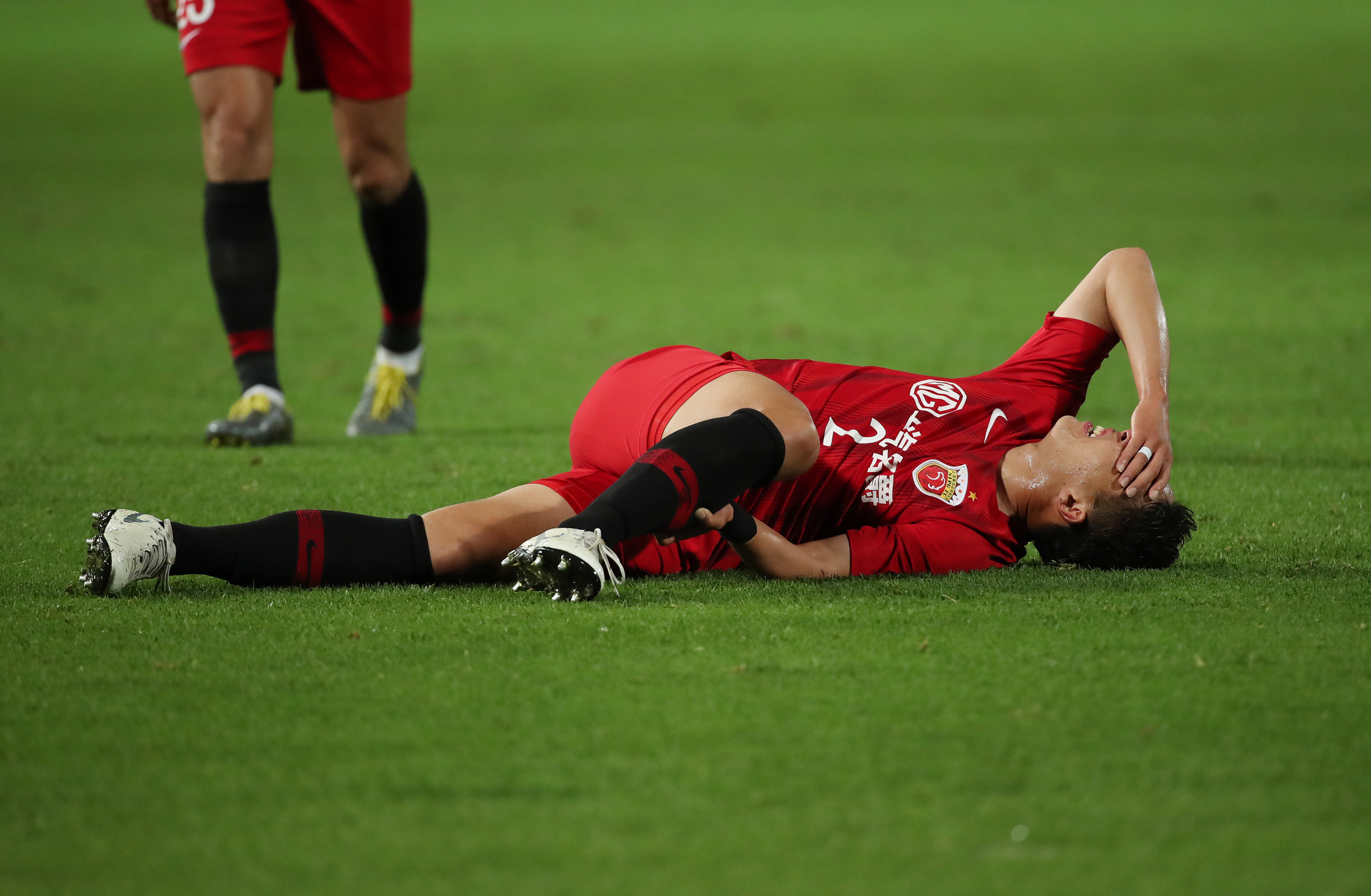 某知名球星在比赛中受伤，未能继续比赛