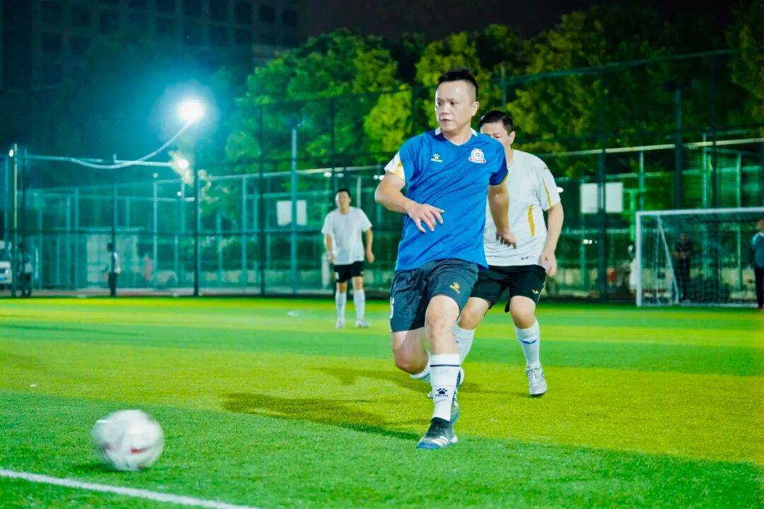 足球赛场上,热血擦出火花,冠军即将诞生 足球赛场上,热血擦出火花,冠军即将诞生