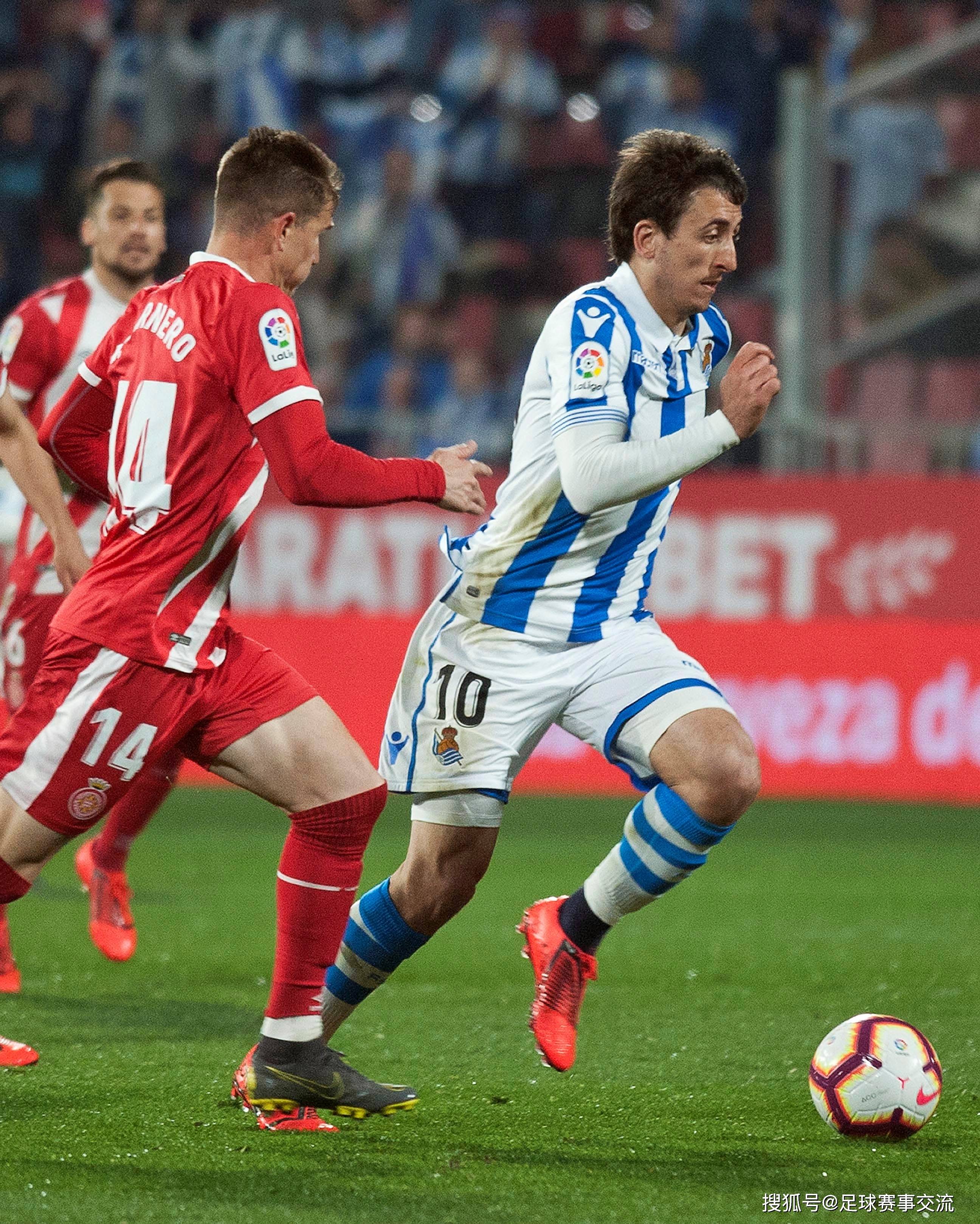 足球比赛中球员们的表现令人赞叹 足球比赛中球员们的表现令人赞叹